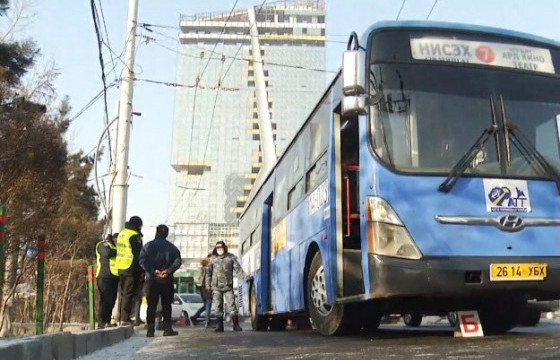 Нийтийн тээврийн автобус зам гарч явсан иргэнийг дайрч, осол гаргажээ