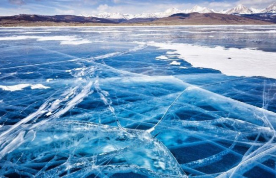 Голын мөсөнд цөмөрсөн автомашиныг татан гаргажээ