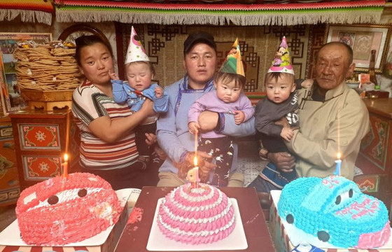 Ховд аймагт төрсөн гурван ихэр хүү НЭГ НАС хүрлээ