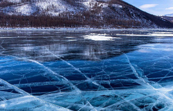 Голын мөсөнд суусан автомашиныг татан гаргажээ