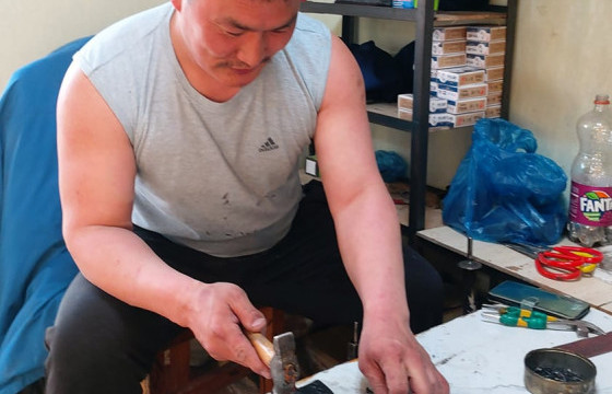 Ц.ҮНЭНБААТАР: Хийсэн гутлыг минь голж, “Дахиж битгий авчраарай” гэж байсан хүмүүс одоо гуйгаад авдаг