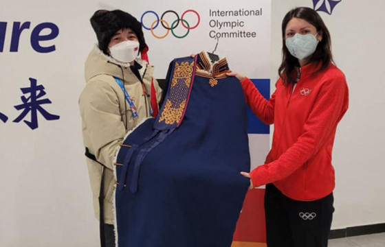 Б.Ачбадрахын дээлийг ОУОХ-ны музейд тавьжээ