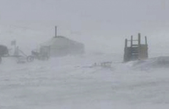 Хүчтэй шуурганы улмаас дөрвөн ханатай гэр нуржээ