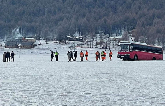 Хөвсгөл далайн мөс цөмөрч, автобус суужээ