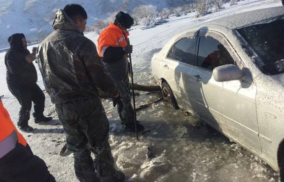 Автомашин мөсөнд цөмөрч суусныг татан гаргажээ