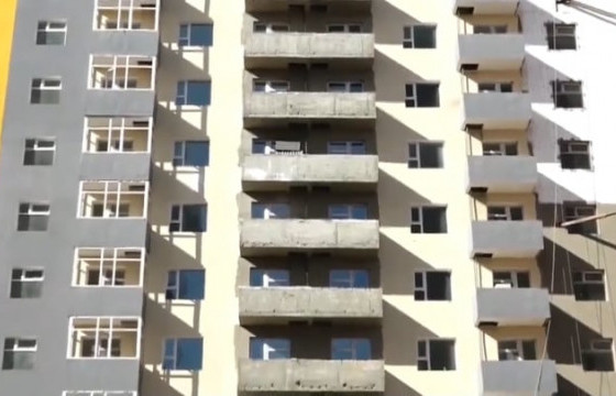 Хугацаандаа ашиглалтад ороогүй барилгын улмаас 368 өрх хохирч байна гэв