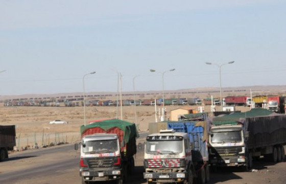 Цагаан хаданд ачааны машин онхолдож, нэг хүн нас баржээ