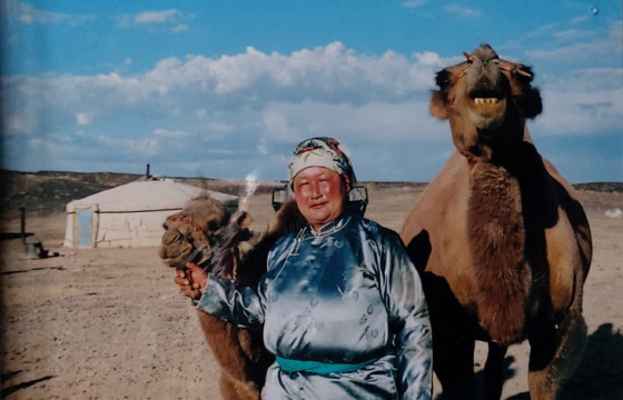 “Сэгс цагаан богд” найраглалын гол дүр Н.СҮХБАТ: Тэнгэрийн энэ л хаяандаа, тэмээчин эгэл заяандаа насыг барлаа даа, эгч нь