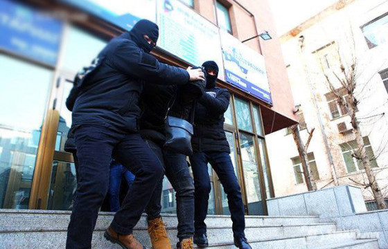 ГУРВАН ТЭРБУМЫН ҮНЭЛГЭЭТЭЙ ХАР ТАМХИНЫ ХЭРЭГТ ӨМНӨ ЯЛ ЭДЭЛЖ БАЙСАН Э, Б НАРЫГ ШАЛГАЖ БАЙНА