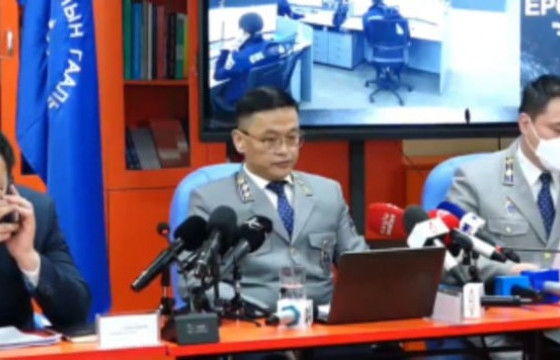 Г.БААСАНДОРЖ: Цахим сүлжээнд лайв хийгээд байсан эмэгтэй нь ачаа, тээшээ шалгуулахаас татгалзаж, байцаагчийг дуудахаар ирэхгүй байсан