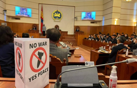 УИХ-ын гишүүн Г. Дамдинням “No war, Yes peace” хэмээх лоозон барьж, чуулганы нээлтэд оролцжээ