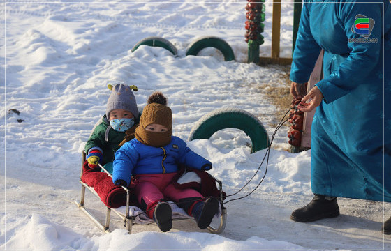 МОДОН ЧАРГААР ЦЭЦЭРЛЭГТЭЭ ИРДЭГ РЭНЧИНЛХҮМБИЙН “УЛААН ХАЦАРТНУУД”