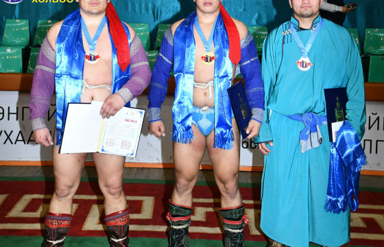 “Илдэн бэйлийн хүчтэн” бөхийн холбооны нээлтэд зориулсан барилдаанд аймгийн арслан Д.Ням-Очир түрүүллээ