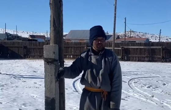 ТЭЛМЭН СУМЫН ЗАСАГ ДАРГА: Саатуулах байргүй учраас согтуурсан иргэнийг шонгийн модноос гавласан юм билээ