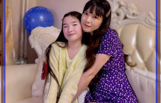 Б.БАДАМХАТАН: Эгчийгээ инээлгэх гэж видео бичлэг хийсэн минь харин ч эсрэгээрээ ээж, аавд загнуулсан 