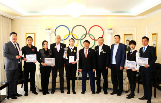 Амжилт гаргасан бильярдын тамирчдыг шагнаж урамшууллаа