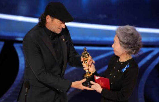 “ОСКАР-2022”: Сонсголын бэрхшээлтэй америк жүжигчин шилдэг эрэгтэй туслах дүрийн шагнал хүртлээ