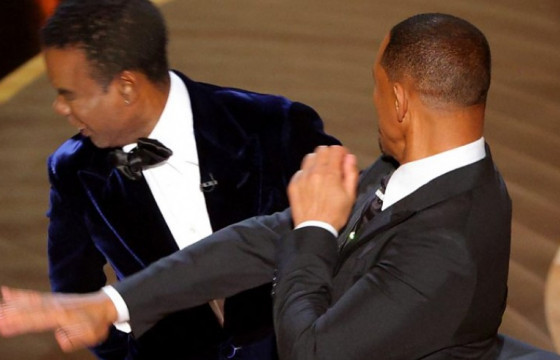 Уилл Смит “Оскар”-ын тайзан дээр Крис Рокийг алгадав