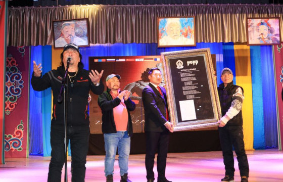 Хурд хамтлаг Өвөрхангайчуудад 