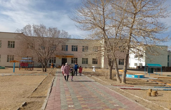 Цэцэрлэгийн цонхоор гурван настай хүүхэд унаж, хүнд гэмтжээ 