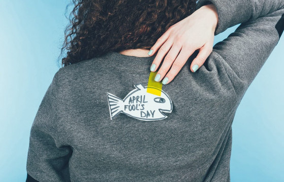 Инээдмийн баяраар бусдыг хуурах санаанууд