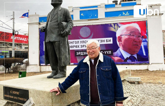 Э.Бат-Үүл С.Зоригийн хөшөөнд хүндэтгэл үзүүлжээ