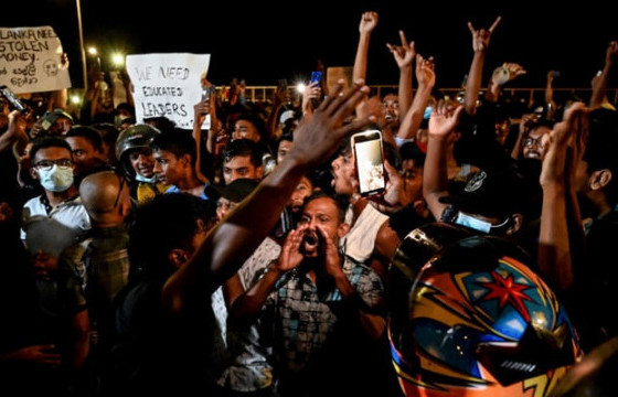 Шри Ланкад үнийн өсөлт, барааны хомстлыг эсэргүүцэн жагсаж, парламентын 40 гаруй гишүүн нь огцорчээ