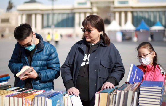 Сүхбаатарын талбайд номын үзэсгэлэн, худалдаа гарч эхэллээ 