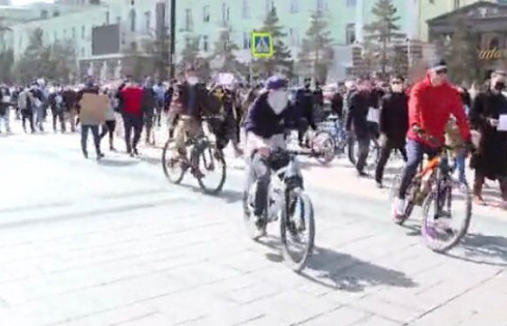 Үнийн өсөлтийн эсрэг оюутан, залуус жагсаж байна