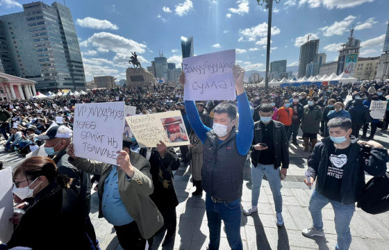 ЖАГСАГЧИД: Баривчдагдсан залуусыг сулла