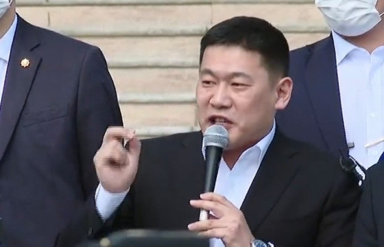 Л.ОЮУН-ЭРДЭНЭ: Ордон дотор хүч мөхсөдвөл гарч ирээд залуустайгаа хамт жагсана