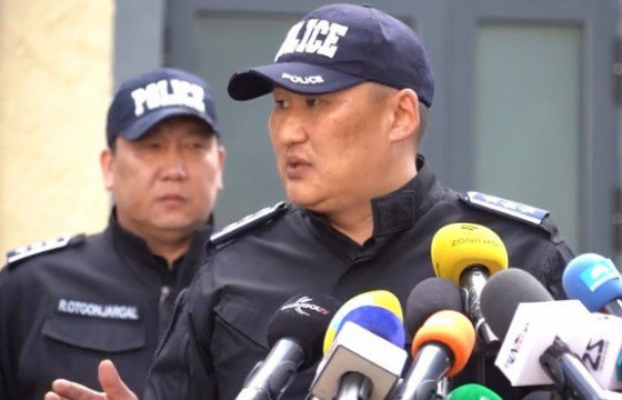 Б.БААТАРХҮҮ: Цагдаагийн долоон албан хаагчийн хөл хугарч, толгой нь хагарсан