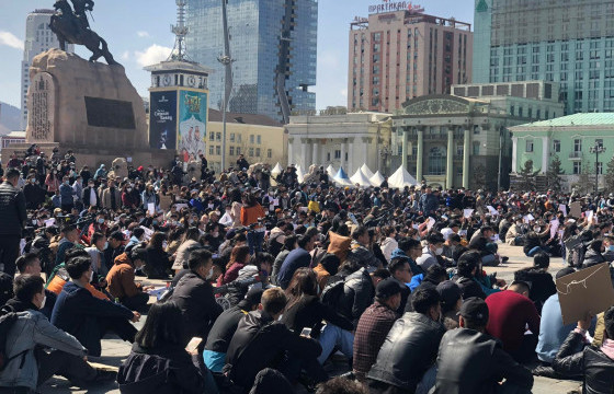 ЖАГСААЛД ОРОЛЦОГЧ Б: Залуус жагсаж, Ерөнхий сайд, Хууль зүй, дотоод хэргийн сайд хоёроор уучлалт гуйлгалаа