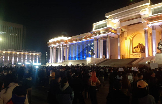 Залуус УИХ-ыг яаралтай хуралдуулах шаардлага тавьж, жагсаалаа үргэлжлүүлж байна