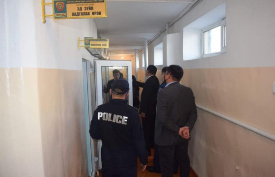 Иргэн Н: Ахынхаа баривчлагдаад явж байгаа бичлэгийг Зэвсэгт хүчинд ажилладаг нөхрийнхөө фэйсбүүкээр шэйр хийсэн чинь хуулийн байгууллагаас залгаж, дарамталсан 