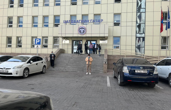 Цагдаад зодуулж, баригдсан залуугийн АХ: Зургаан сартай жирэмсэн эхнэр, 18 настай дүүг минь нохой шиг зодож, барьж явчихаад хаана байгааг нь хэлэхгүй байна