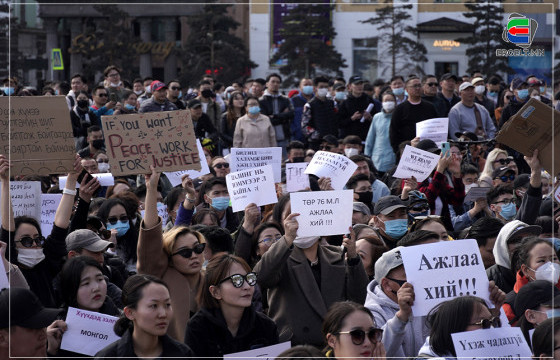 ЖАГСААЛЫН ҮЕЭР СААТУУЛАГДСАН ИРГЭН М: ЦАГДАА НАР БИДНИЙГ  БАРИВЧЛАХДАА  ЗОДОЖ ДЭВСЭЛЖ, ЯЛТАН ШИГ ХАРЬЦАЖ БАЙСАН 