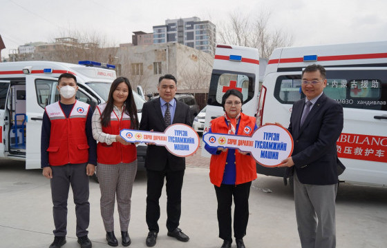Эрүүл мэндийн яаманд Монголын улаан загалмай нийгэмлэгээс “Сөрөг даралтат түргэн тусламжийн автомашин” хүлээлгэн өглөө