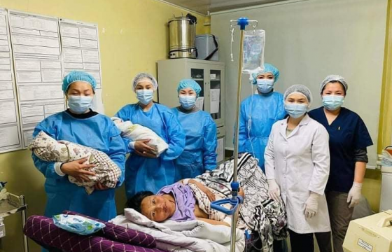 Мэнэнгийн хилчид ихэр охиныг өлгийдөн авчээ