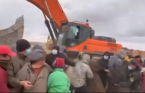 Дорноговь аймагт нүүрс олборлохоор очсон “Түмэн айл инвест” компанийнхан малчдад хүч хэрэглэж, танхайрчээ 