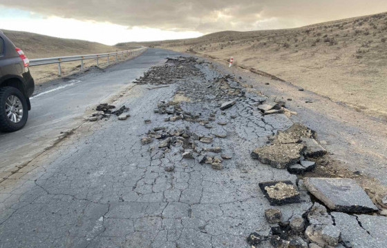 ХҮНД ДААЦЫН АВТО МАШИНУУД ДААЦ ХЭТРҮҮЛЭХГҮЙ БАЙХЫГ АНХААРУУЛЖ БАЙНА