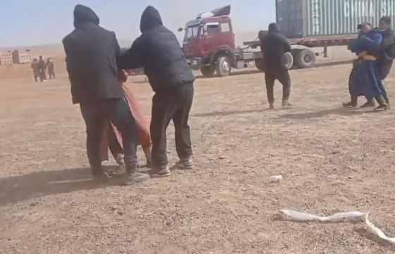 МАНДАХ СУМЫН МАЛЧИН: ХЯТАДУУД ТОМ БИЕТЭЙ ХАМГААЛАГЧ ХӨЛСЛӨӨД, ГАНДСАН ДЭЭЛТЭЙ ХЭДЭН МАЛЧНЫГ МӨН Ч ДЭЭРЭЛХЭЖ БАЙНА ДАА