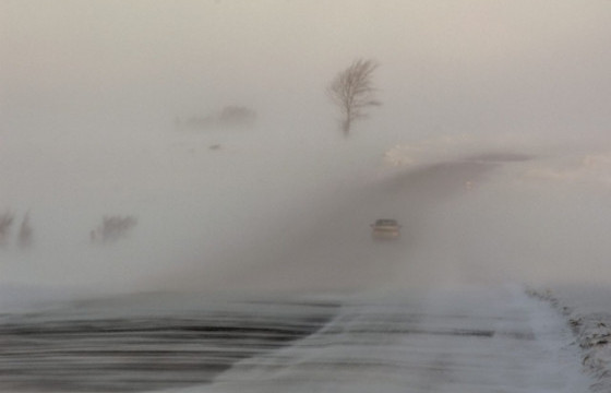 27 зорчигчтой цасанд суусан автобусыг татан гаргажээ 