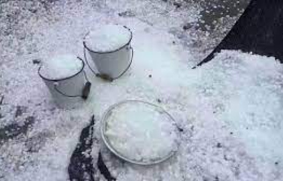 Баянхонгор аймгийн Жинст суманд мөндөр орж, аянга буужээ 