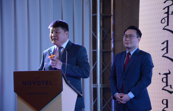 Э.ХҮРЭЛБААТАР: Сэтгүүлчдийн эрэл, хайгуул, “хадаас” сурвалжилга, нийтлэлийн чансаа хэрхэн чамбайрсаар байгааг “Эргэлтийн номын сан” цувралаас харж болно