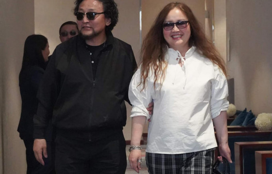 Р.ЭМҮЖИН:Сэтгүүл зүйн мэргэжлийн 10 цуврал ном гаргана гэдэг Монгол Улсад анхны тохиолдол учир өндрөөр үнэлж байна