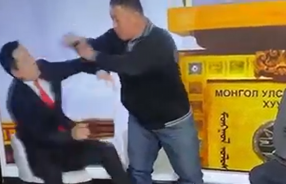 Х.БАТ-ЯЛАЛТ: Шууд нэвтрүүлгийн үеэр  Д.Үүрцайх намайг хариуцлагын тухай яриулахгүй байсан учир зодоон болсон