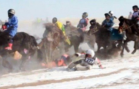 Хурдан морины уралдааны үеэр 14 настай хүү мориноосоо унаж нас баржээ