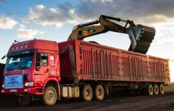 Тээвэрчид төв талбайд нүүрс асгаж, эсэргүүцлээ илэрхийлнэ