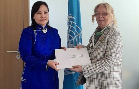 Байнгын төлөөлөгч Д.Гэрэлмаа Итгэмжлэх захидлаа барилаа